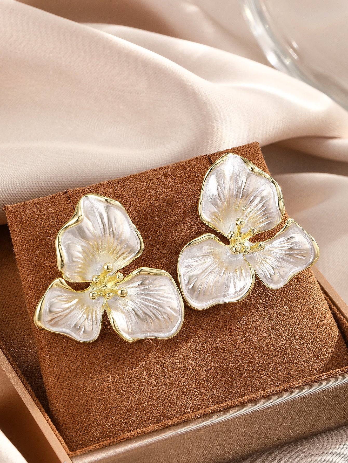 Fashion Petal Pearl Commuting Women's Earrings - Eve & Kith
