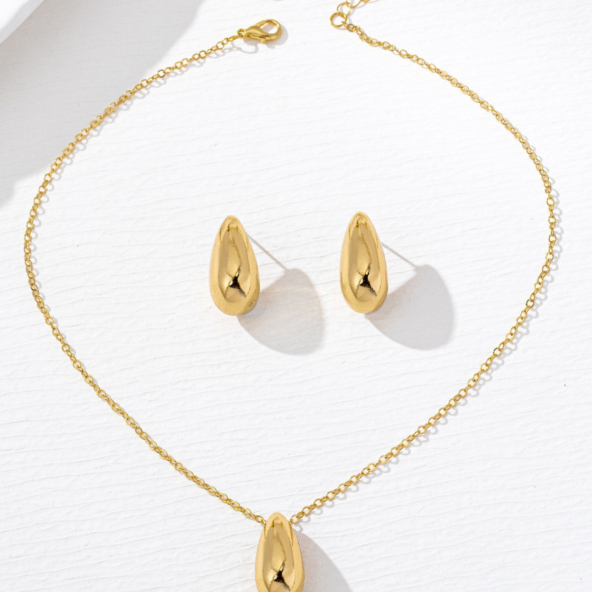 Golden Teardrop-shaped Necklace And Earring Set - Eve & Kith