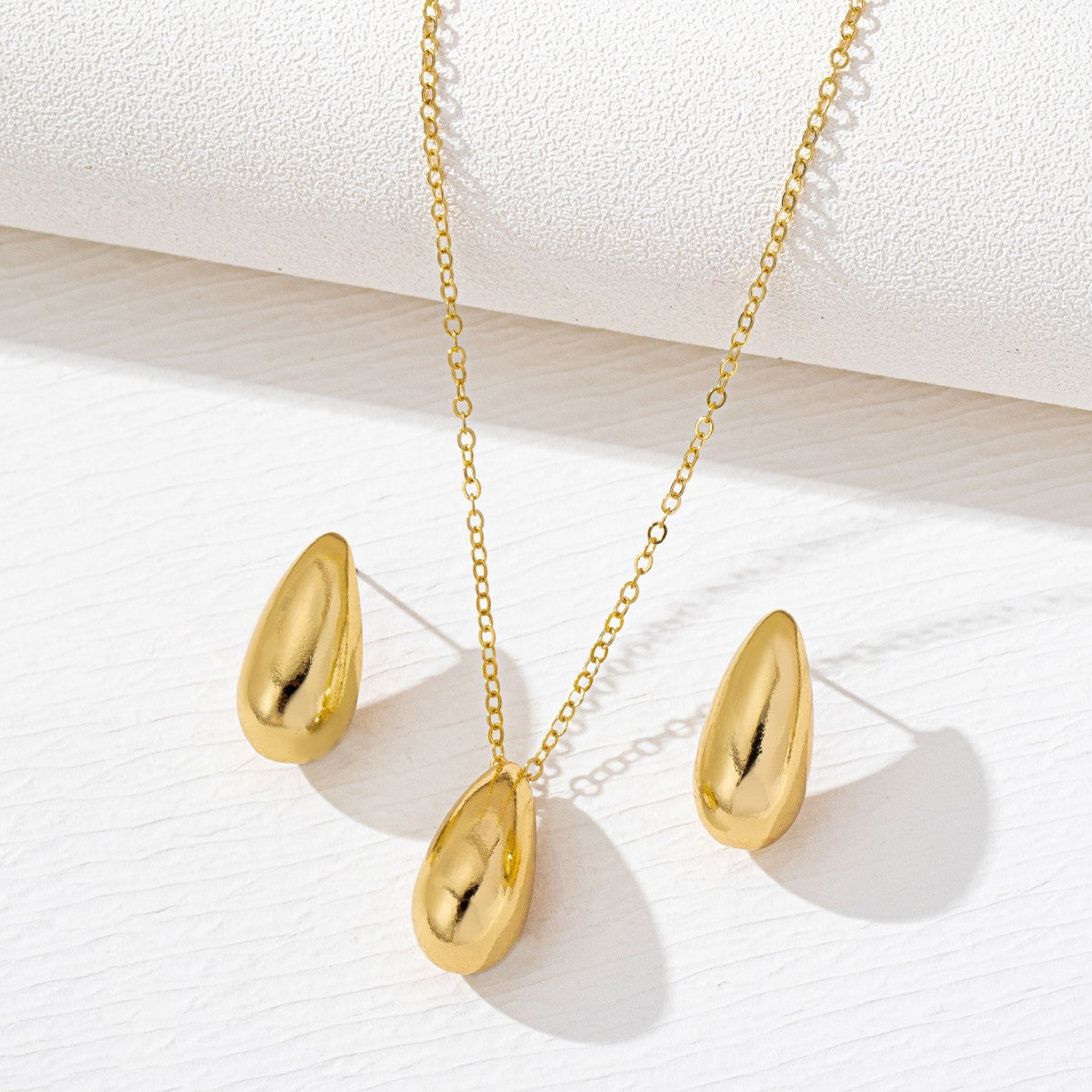 Golden Teardrop-shaped Necklace And Earring Set - Eve & Kith